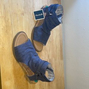 Summers coming☀️⛱! Blue , Blowfish sandals ! Cute never been worn☺️✨